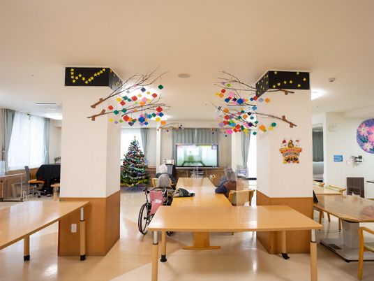 飾り付けられた共有スペース