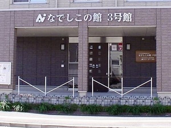 清潔なエントランスの外観