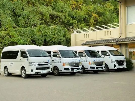 送迎車が並ぶ外観  