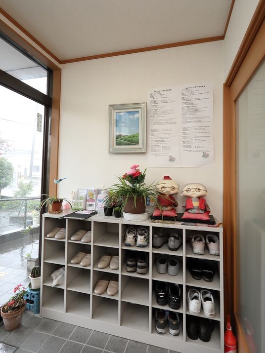 玄関の靴箱と掲示物
