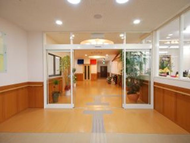 自動ドアのエントランス エントランス 広々としたエントランスには、自動ドアが設置されています。明るい内部が心地良い雰囲気を提供します。
