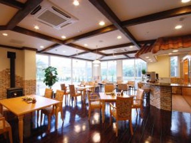 広々としたダイニングルーム ダイニングルーム 広々とした明るい空間で、自然光がたっぷり入る清々しい雰囲気です。快適にお食事を楽しめます。