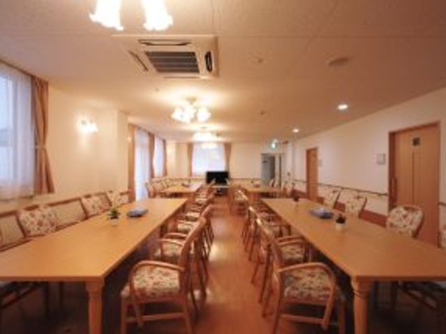 広々としたダイニングルーム ダイニングルーム 明るく広々とした空間で、自然光が心地よく入ります。快適な就業環境を提供します。