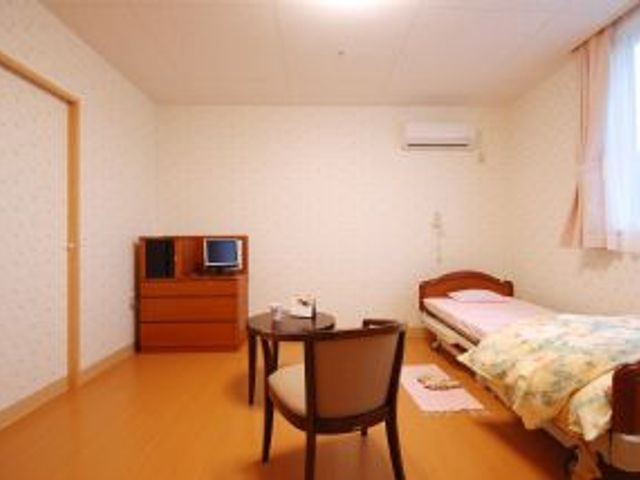 一人用の居室 居室 明るい自然光が差し込み、居心地の良い個室です。家具が完備され、快適に過ごせます。
