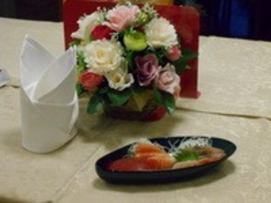 彩り豊かな料理と花のテーブル