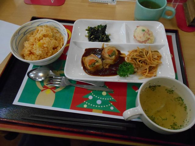 美味しそうな食事のトレー 食堂 バランスの取れた献立が提供されており、栄養面にも配慮されています。リラックスして食事が楽しめます。