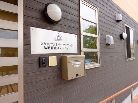 施設エントランス標識と郵便受け