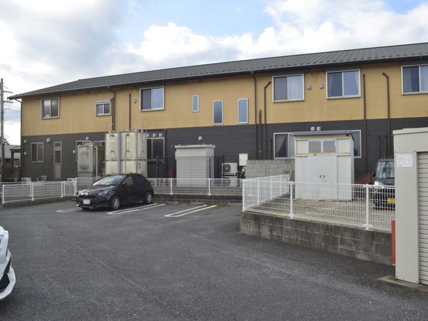 駐車場のある建物外観