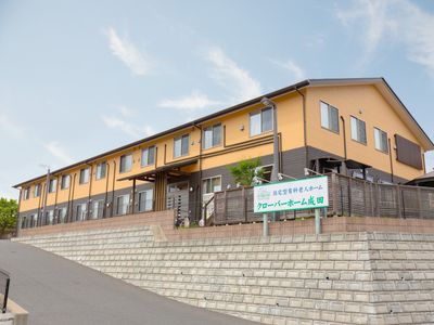 明るい施設の外観