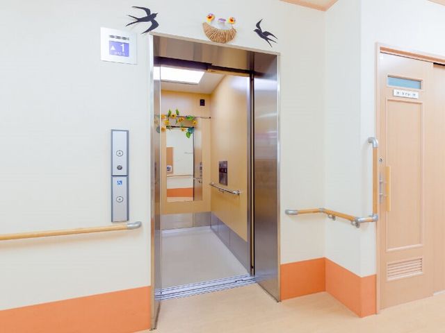 手すり付きエレベーター入口