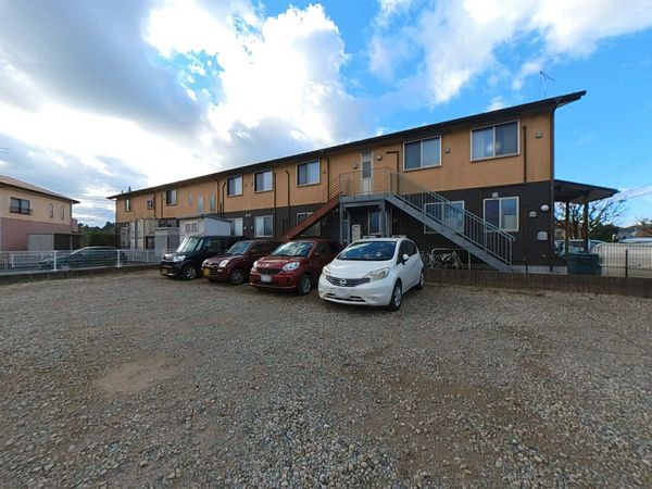 複数の車両がある建物外観