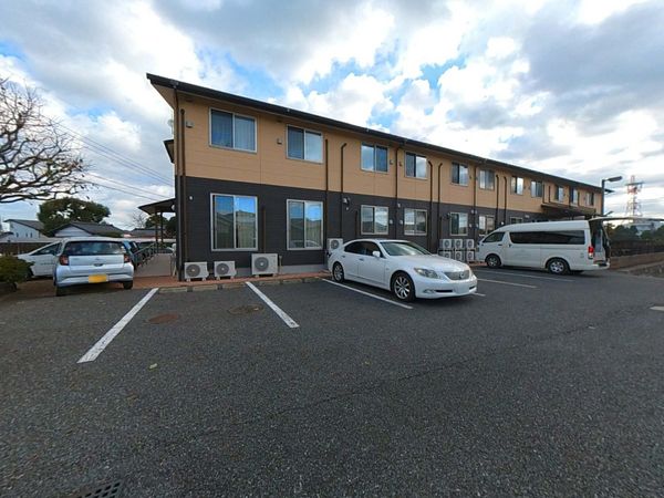 駐車場と建物の外観  