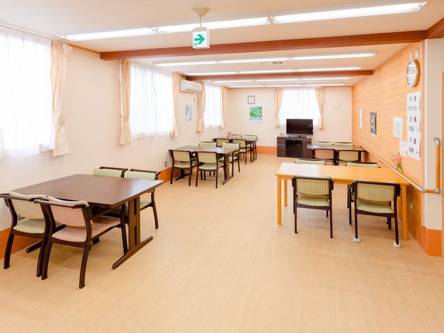 明るく広々とした食堂