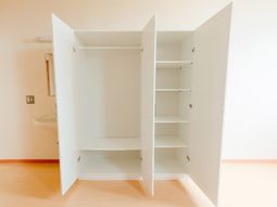 開いた白いクローゼット