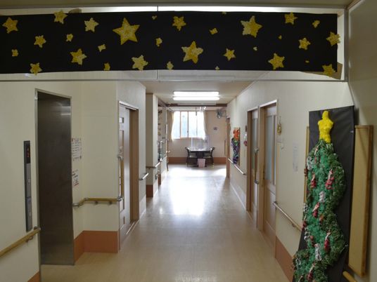 クリスマス装飾の廊下