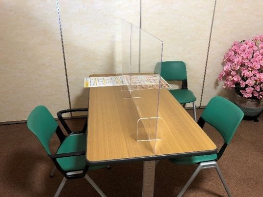 仕切り付きの会議室  
