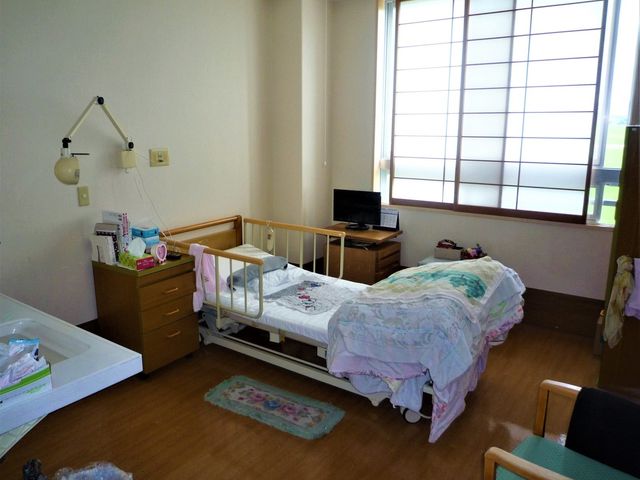 居室のベッドと家具 居室 明るい自然光が差し込む居室です。家具も整っており、快適に過ごせる環境が整っています。