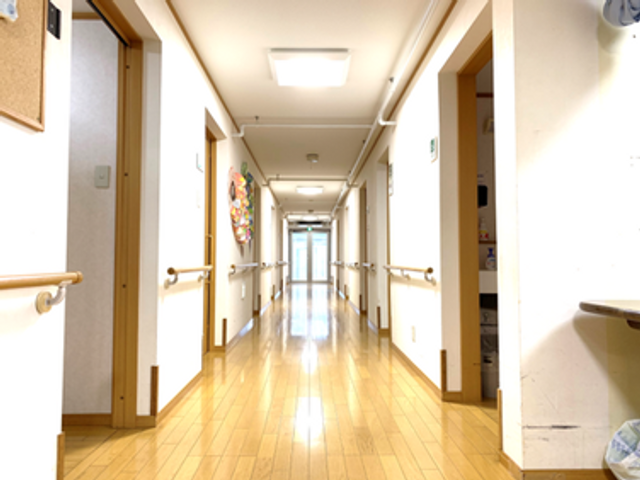 廊下の明るい様子 廊下 ゆったりとした廊下は手すりが整備され、壁には彩り豊かな装飾が施されており、安全かつ快適にお過ごしいただけます。