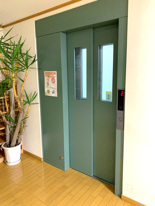 緑のドアのエレベーター