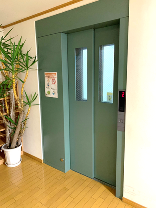 緑のドアのエレベーター