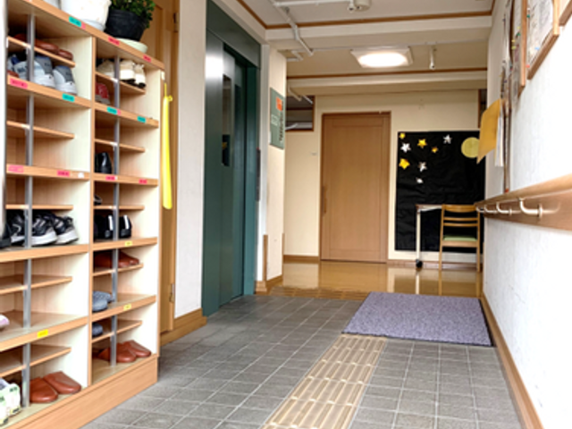 広々とした廊下 廊下 手すりが取り付けられた清潔感のある廊下です。明るく開放感のある空間で心地よい移動ができます。