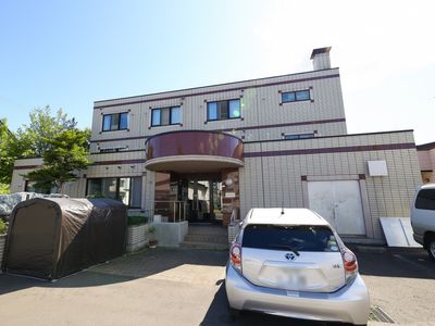 外観の建物と自動車