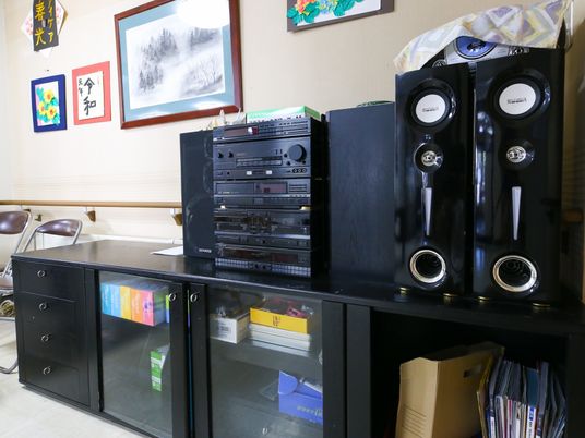 音楽機器と壁掛け装飾