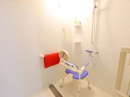 清潔なシャワー室