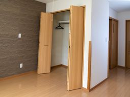 木目調クローゼットのある部屋