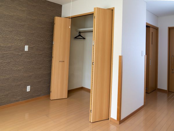 木目調クローゼットのある部屋