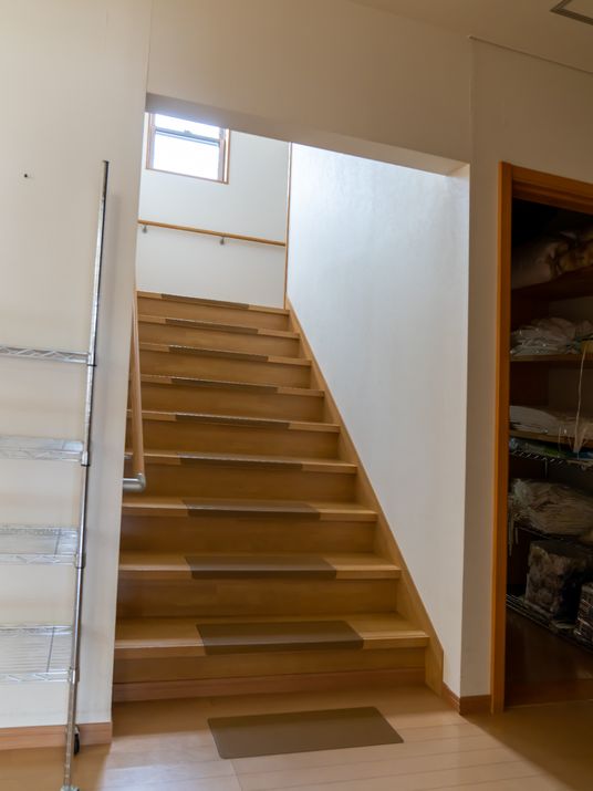 明るい室内の階段