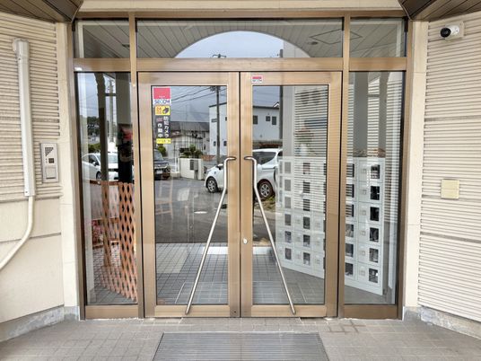 広いドアの入口