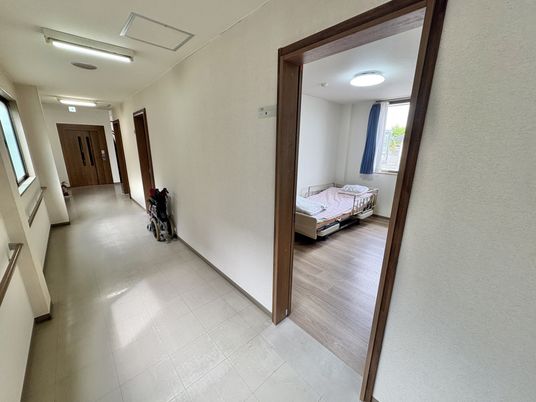 明るい廊下と居室