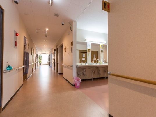 清潔な廊下と洗面所