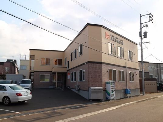 広々とした外観の建物