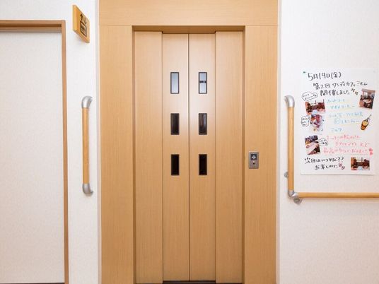 木目の扉付きエレベーター