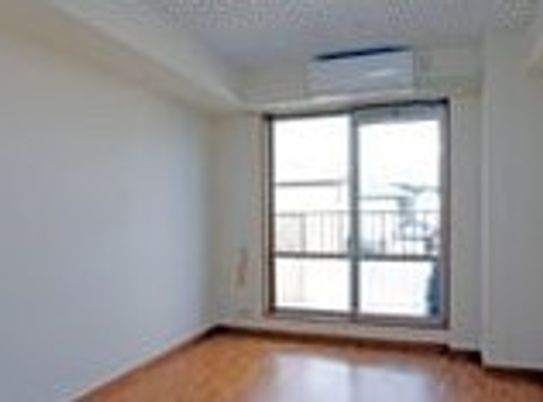 明るく広々とした洋室