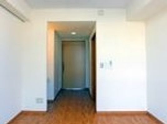 空き部屋のドアと廊下