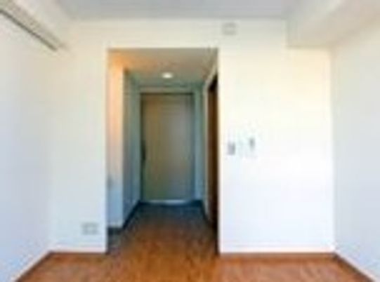 空き部屋のドアと廊下