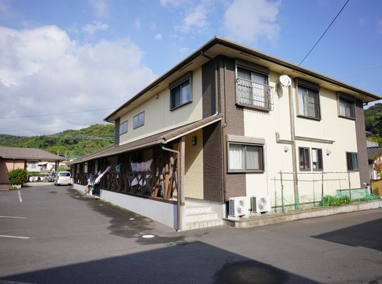 明るい外観の建物