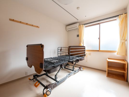 居室のベッドと窓