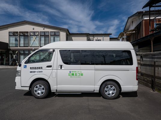施設向け送迎車と建物