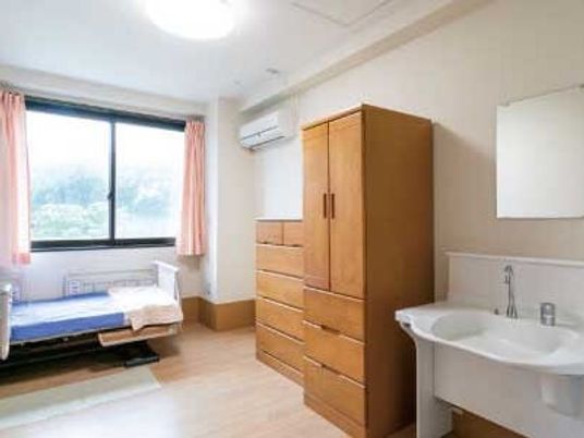 明るい居室の洗面台  