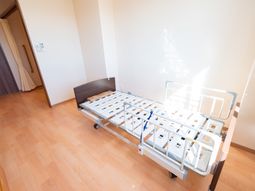 明るい部屋の介護用ベッド
