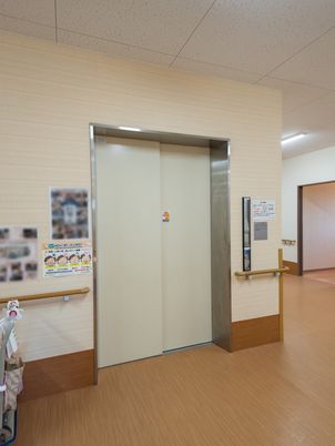エレベーターの前の廊下