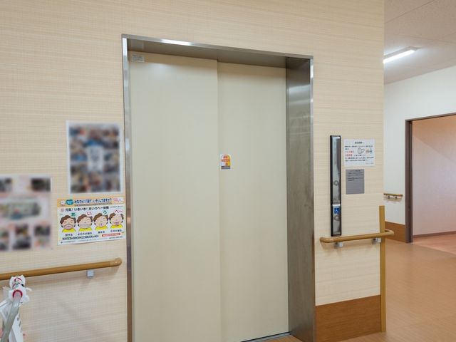 エレベーターの前の廊下 エレベーター 手すりが付いたエレベーター周辺は、通行のしやすさを考慮した設計です。作業効率も配慮された環境で、快適にお仕事を始められます。