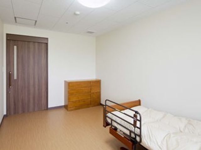 シンプルな個室空間 居室 広々とした居室は、必要十分な家具が整い、快適な私空間を保障しています。働きやすい環境作りにも配慮されています。
