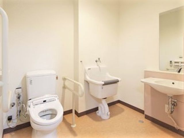 バリアフリー対応のトイレ トイレ 手すり付きで安全性を考えたトイレです。清潔感があり、利用しやすい設計となっております。
