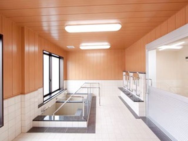 清潔感のある明るい浴室 浴室 手すりが設置された広々とした洗い場があり、安全に快適な入浴がご利用いただけます。利用者の身体状況に合わせたバリエーション豊かな浴槽が特徴です。
