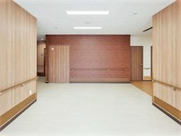 広々とした明るい廊下